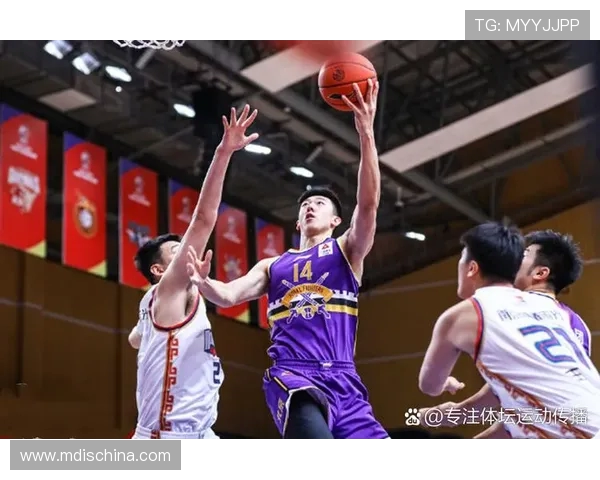 北京控股迎战南京同曦双方全力拼搏上演激烈攻防大战